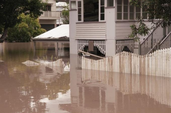 velike poplavne vode koje pokazuju štete u australskom okrugu Queensland