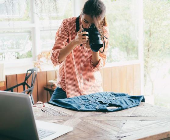 osoba koja fotografira odjeću za prodaju ili davanje na internetu