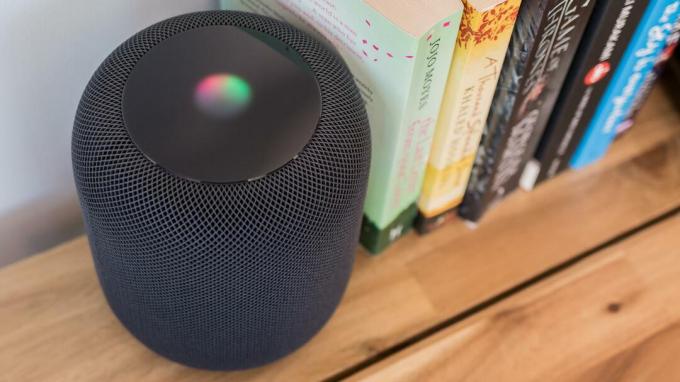 Altoparlante HomePod su uno scaffale