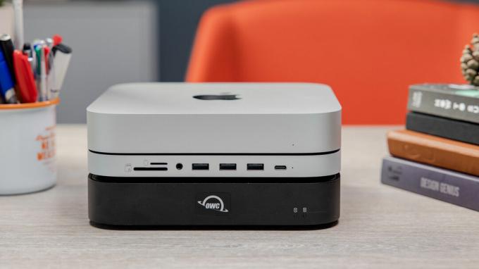 Apple Mac mini avec Satechi Stand & Hub et OWC miniStack STX de face