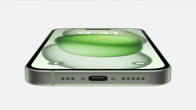 iPhone 15 s Blick auf den neuen USB-C-Anschluss an der Unterkante