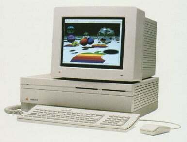 كان جهاز Mac II يتمتع بشاشة ملونة فائقة في وقته. 