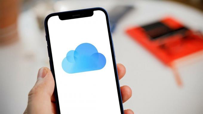 Logo van iCloud en een iPhone