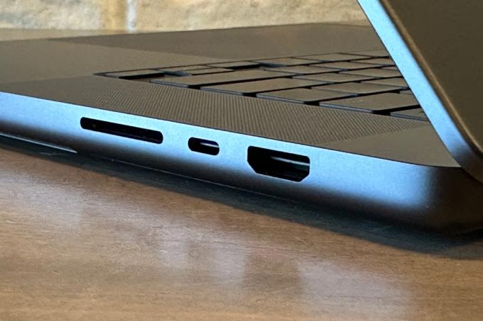 Space Black MacBook Pro priključci: utor za SDXC karticu, Thunderbolt, HDMI