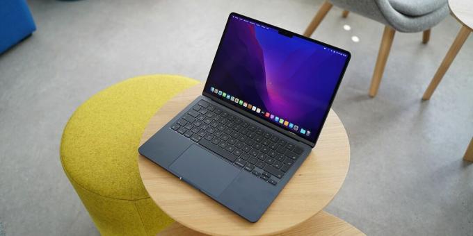 Macbook Air M2 in zwart geklapt op een Tisch