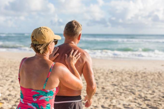 påføring af solcreme på stranden