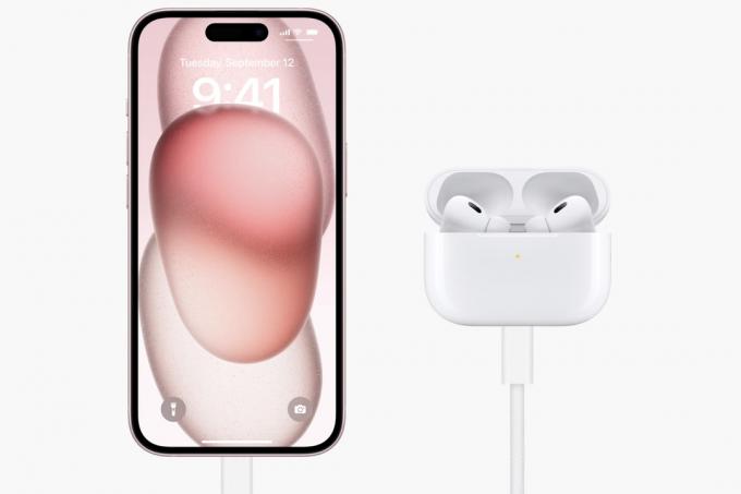 iPhone 15 et AirPods connectés et chargés de batterie par USB C