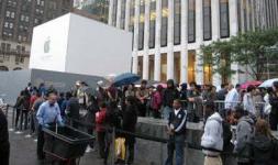 تصطف الحشود من أجل iPhone 4S في جميع أنحاء الولايات المتحدة والعالم