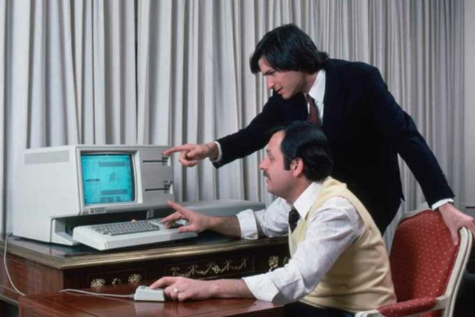 Steve Jobs con il computer Apple Lisa