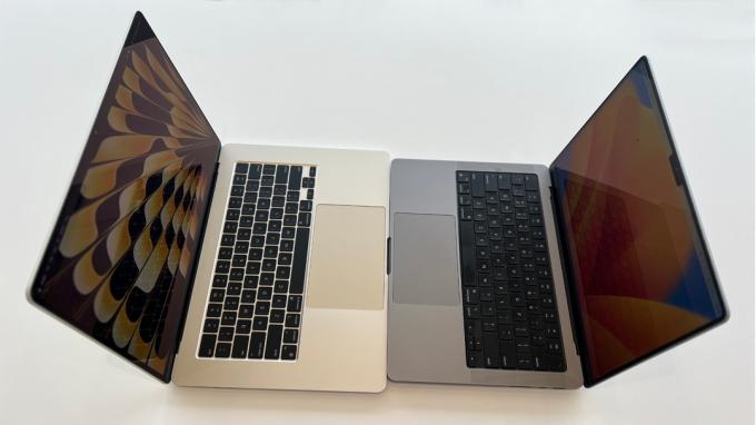 MacBook Air da 15 pollici (a sinistra) e MacBook Pro da 14 pollici 2023