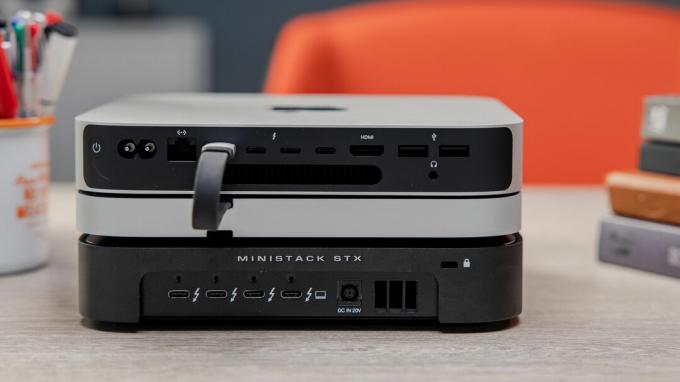 Apple Mac mini avec hubs OWC et Satechi affichant les ports arrière