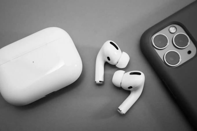 AirPods Pro met hoesje en iPhone 14 Pro